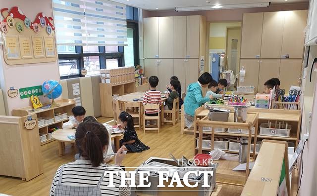 사립학교 직원 호봉 산정 시 민간 위탁 운영 국공립어린이집 근무 경력을 인정하지 않은 것은 차별이라는 국가인권위원회(인권위) 판단이 나왔다. 사진은 기사와 무관. /서울시 제공