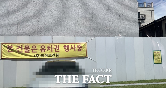이승기가 최근 신축한 본인 소유 건물이 주위를 둘러싼 큰 펜스에 막혀 있다. 펜스에는 '유치권 행사 중'이라 적힌 현수막이 걸려 있다. /정병근 기자