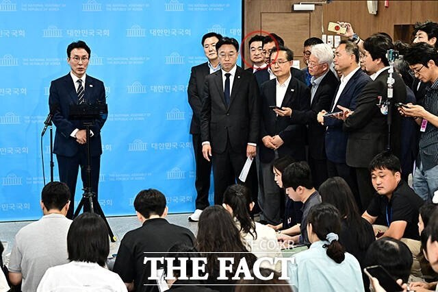 지난 6일 국회에서 열린 김민석 전 국무총리의 민주당 대표 출마 기자회견에 최혁진(원 안) 무소속 의원이 참석해 눈길을 끌었다. /배정한 기자