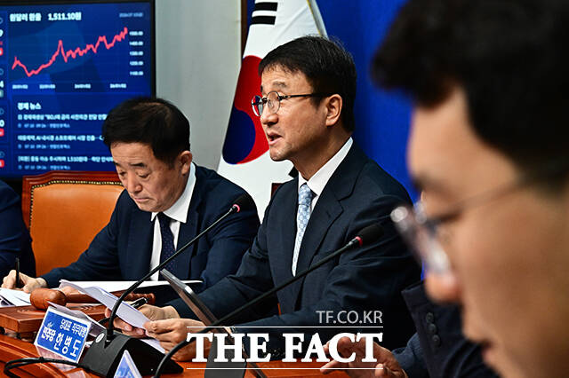 한병도 더불어민주당 대표 직무대행 겸 원내대표(왼쪽 두번째)가 10일 오전 서울 여의도 국회에서 열린 최고위원회의에 참석해 모두발언을 하고 있다. /국회=배정한 기자