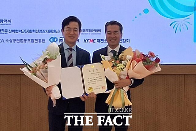 지역 협동조합 활성화와 사회적경제 생태계 조성 공로로 대전시장 표창을 받은 정철호 목원대 RISE사업단장(오른쪽)이 허태정 대전시장과 기념 촬영을 하고 있다. /목원대
