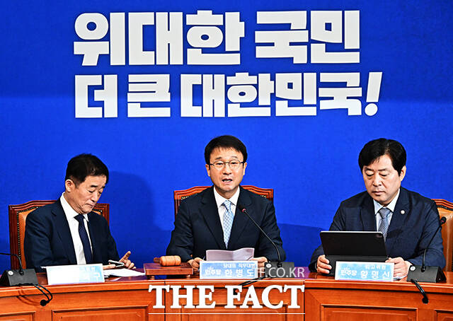한병도 더불어민주당 대표 직무대행 겸 원내대표(왼쪽 두번째)가 10일 오전 서울 여의도 국회에서 열린 최고위원회의에 참석해 모두발언을 하고 있다. /국회=배정한 기자