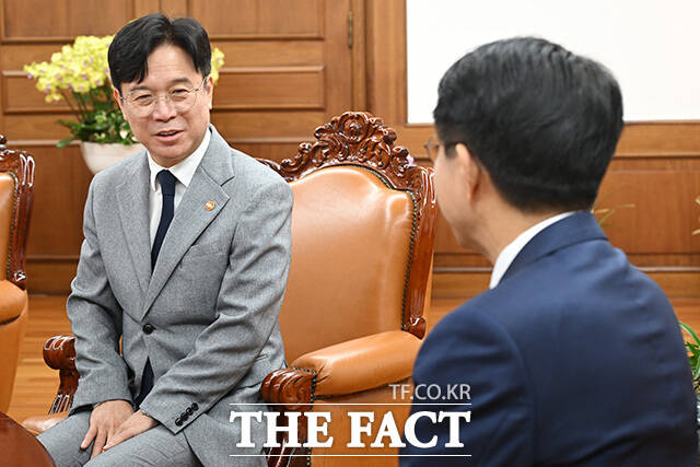 대화 나누는 조정식 의장(오른쪽)과 김영훈 장관.