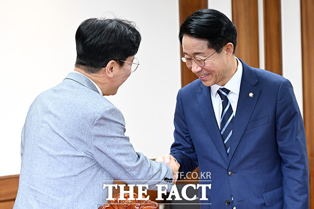 대화 나누는 조정식 의장(오른쪽)과 김영훈 장관.