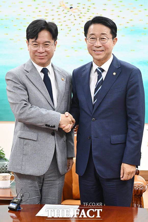 대화 나누는 조정식 의장(오른쪽)과 김영훈 장관.