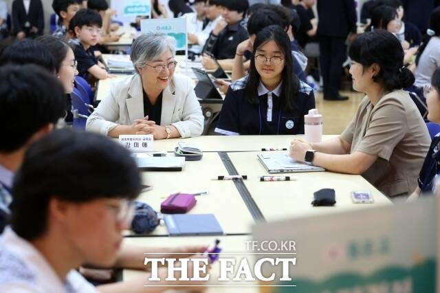 강미애 세종시교육감(가운데 왼쪽)이 10일 독립기념관에서 열린 '2026 충청권 역사교육 한마당'에 참석해 학생들의 역사 탐구활동을 격려하고 있다. /세종시교육청