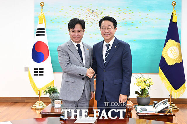조정식 국회의장(오른쪽)과 김영훈 고용노동부 장관이 10일 오전 서울 여의도 국회 의장 집무실에서 만나 기념촬영을 하고 있다. /국회=남용희 기자