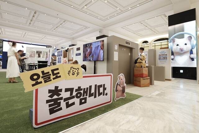 신세계백화점은 오는 22일까지 서울 서초구 신세계백화점 강남점 1층 오픈스테이지에서 정서불안 김햄찌 팝업스토어 '오늘도 출근햄니다'를 운영한다고 10일 밝혔다. /신세계백화점