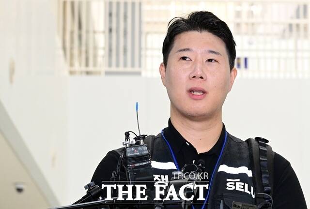 최승호 초기업노조 위원장이 지난 5월 정부세종청사 중앙노동위원회에서 열린 2차 사후조정 회의에 참석하며 취재진 질문에 답하고 있다. /임영무 기자