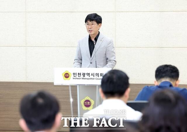 박종혁 인천시의회 의장이 10일 의회 본관 의총회의실에서 열린 의회사무처 직원 대상 지원 역략 강화 교육에서 인사말을 하고 있다. /인천시의회