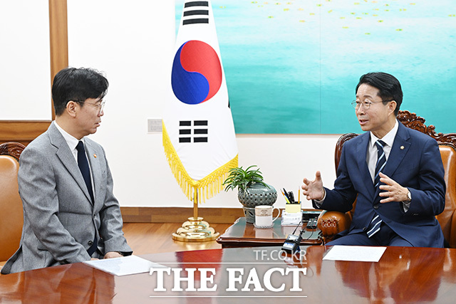 대화 나누는 조정식 의장(오른쪽)과 김영훈 장관.