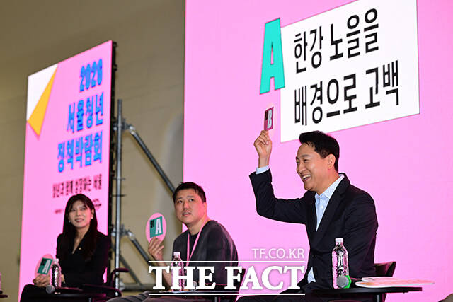 오세훈 서울시장(앞줄 가운데)이 10일 오후 서울 중구 동대문디자인플라자에서 열린 '2026 서울청년정책박람회'에 참석해 청년들과 기념촬영을 하고 있다. /남윤호 기자