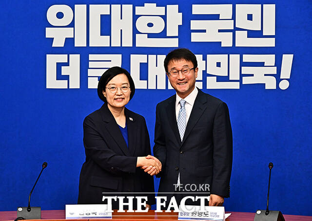 한병도 더불어민주당 대표 직무대행 겸 원내대표가 10일 오전 서울 여의도 국회에서 한성숙 신임 국무총리(왼쪽)를 접견하며 기념사진 촬영을 하고 있다. /국회=배정한 기자
