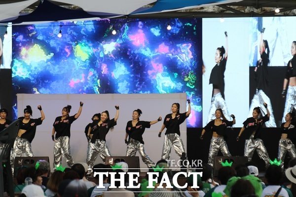 제6회 금산삼계탕축제가 10일 금산세계인삼엑스포광장 일원에서 개최된 가운데 개막식 식전공연이 진행된 모습. /정예준 기자