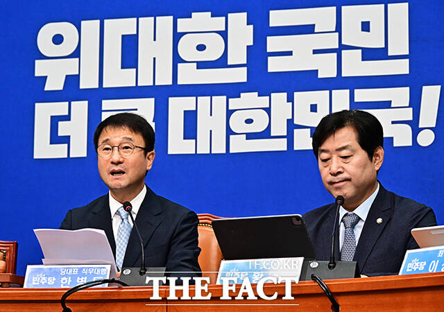 한병도 더불어민주당 대표 직무대행 겸 원내대표(왼쪽 두번째)가 10일 오전 서울 여의도 국회에서 열린 최고위원회의에 참석해 모두발언을 하고 있다. /국회=배정한 기자