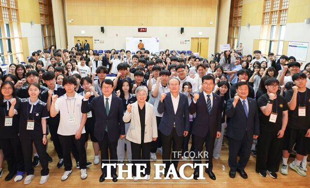 10일 천안 독립기념관에서 충청권 고등학교 역사동아리 학생과 지도교사를 대상으로 한 충청권 역사교육 한마당 행사에 참여한 대전·충남·세종·충북교육감들이 함께 기념촬영을 하고 있다. /대전시교육청