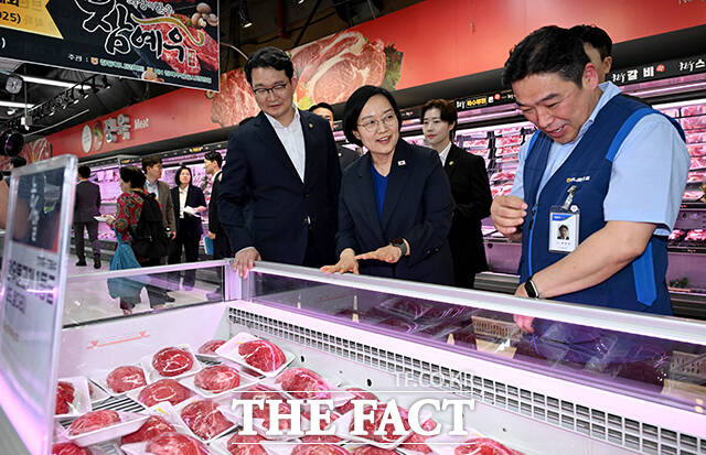 물가 현장점검에 나선 한성숙 국무총리(오른쪽)가 10일 오후 서울 도봉구 하나로마트 창동점을 찾아 남재현 해양수산부 차관과 함께 매장을 둘러보고 있다./박상민 기자