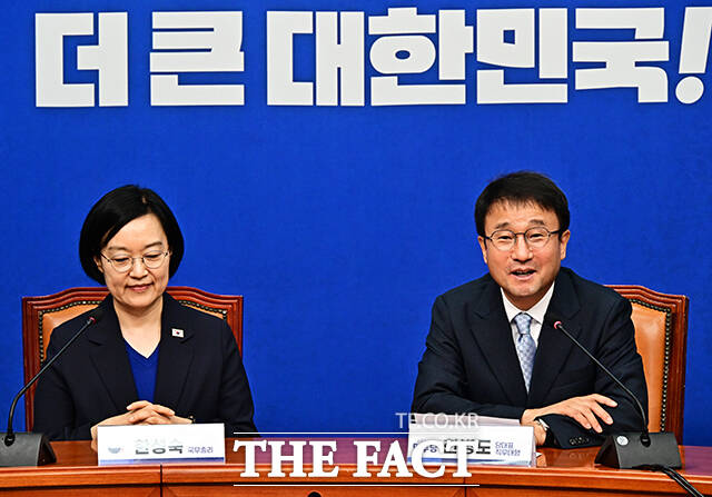 한병도 더불어민주당 대표 직무대행 겸 원내대표가 10일 오전 서울 여의도 국회에서 한성숙 신임 국무총리를 접견하며 인사말을 하고 있다. /국회=배정한 기자