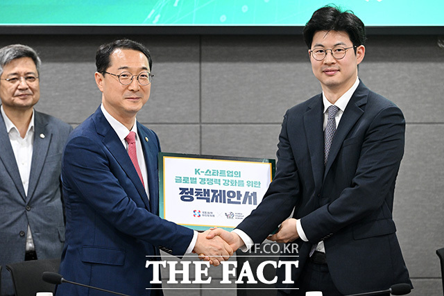 김건 국민의힘 의원(왼쪽 다섯 번째)이 10일 오후 서울 여의도 국회 의원회관에서 열린 'K-스타트업을 세계 무대로 : 경제외교로 여는 잠재 기업의 글로벌 성장 전략' 정책 토론회에 참석해 김재원 코리아스타트업포럼(코스포) 의장에게 정책제안서를 전달받고 있다. /국회=남용희 기자