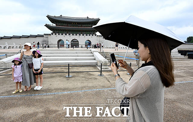 약한 비가 내렸다가 그치기를 반복하는 10일 오전 서울 종로구 광화문 광장에서 외국인 관광객들이 사진을 찍고 있다. /박상민 기자