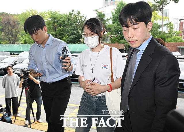 올림픽공원 핸드볼경기장 개표소 봉쇄 시위 중 체육단체의 경기장 진입을 막은 30대 여성 A 씨(가운데)가 10일 오후 서울 송파구 송파경찰서에 업무방해 혐의로 출석하고 있다. /박헌우 기자
