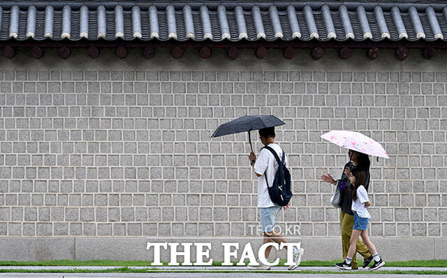 약한 비가 내렸다가 그치기를 반복하는 10일 오전 서울 종로구 광화문 광장에서 외국인 관광객들이 사진을 찍고 있다. /박상민 기자