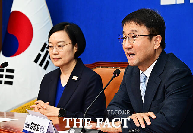 한병도 더불어민주당 대표 직무대행 겸 원내대표가 10일 오전 서울 여의도 국회에서 한성숙 신임 국무총리(왼쪽)를 접견하며 기념사진 촬영을 하고 있다. /국회=배정한 기자