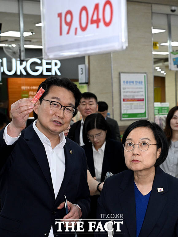 물가 현장점검에 나선 한성숙 국무총리(오른쪽)가 10일 오후 서울 도봉구 하나로마트 창동점을 찾아 남재현 해양수산부 차관과 함께 매장을 둘러보고 있다./박상민 기자