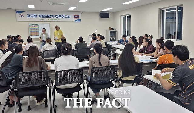청양군이 오는 9월까지 매주 목요일 농업근로자 기숙사에서 외국인 계절근로자를 대상으로 '한국어교실'을 운영한다. /청양군