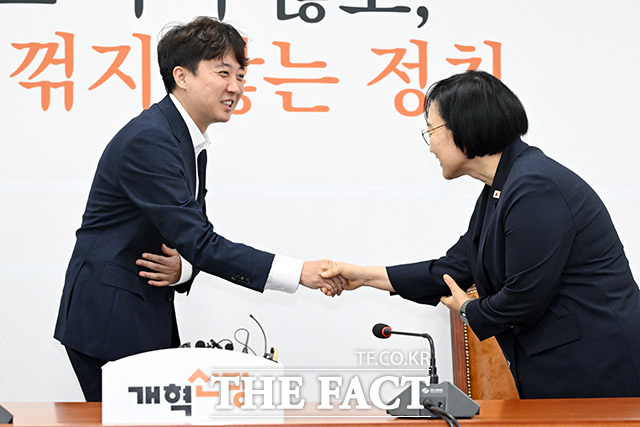 국회 찾아 개혁신당 만난 한성숙 국무총리(오른쪽).