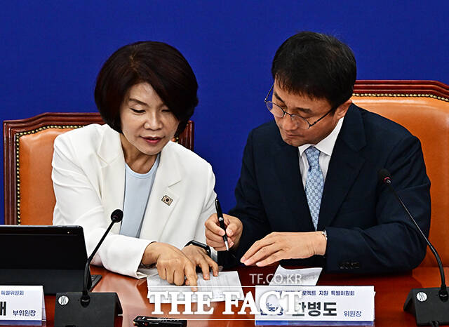 대화 나누는 한정애 정책위의장과 한병도 당대표 직무대행.