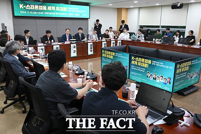 김건 국민의힘 의원(왼쪽 다섯 번째)이 10일 오후 서울 여의도 국회 의원회관에서 열린 'K-스타트업을 세계 무대로 : 경제외교로 여는 잠재 기업의 글로벌 성장 전략' 정책 토론회에 참석해 김재원 코리아스타트업포럼(코스포) 의장에게 정책제안서를 전달받고 있다. /국회=남용희 기자