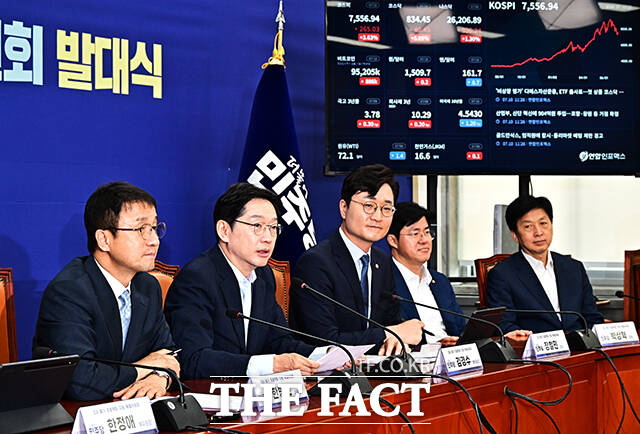 모두발언하는 김경수 전 경남지사(왼쪽 두번째).