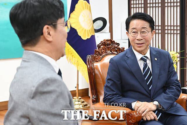 대화 나누는 조정식 의장(오른쪽)과 김영훈 장관.