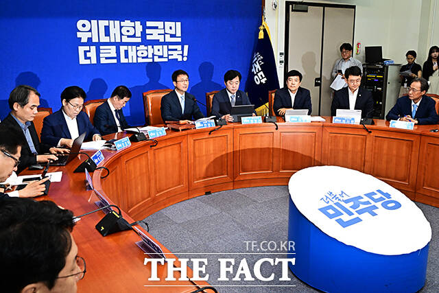 한병도 더불어민주당 대표 직무대행 겸 원내대표(왼쪽 두번째)가 10일 오전 서울 여의도 국회에서 열린 최고위원회의에 참석해 모두발언을 하고 있다. /국회=배정한 기자