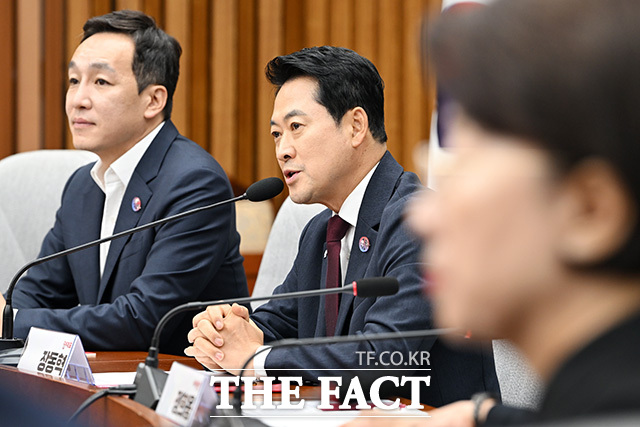 6·3 참정권 침해 전국 학부모 시국 대토론회에 참석해 기념촬영하는 장 대표(가운데)와 참석자들.