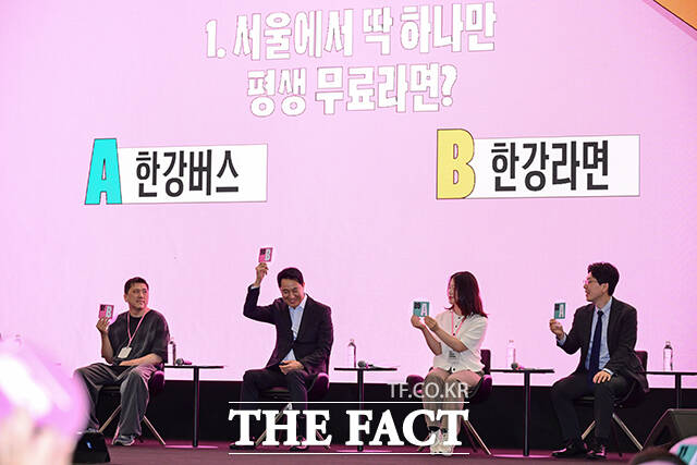 오세훈 서울시장(앞줄 가운데)이 10일 오후 서울 중구 동대문디자인플라자에서 열린 '2026 서울청년정책박람회'에 참석해 청년들과 기념촬영을 하고 있다. /남윤호 기자