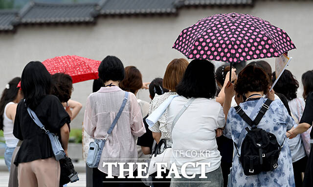 약한 비가 내렸다가 그치기를 반복하는 10일 오전 서울 종로구 광화문 광장에서 외국인 관광객들이 사진을 찍고 있다. /박상민 기자