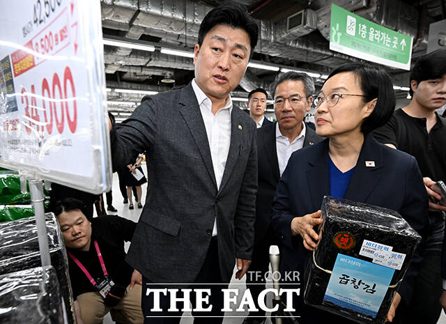 물가 현장점검에 나선 한성숙 국무총리(오른쪽)가 10일 오후 서울 도봉구 하나로마트 창동점을 찾아 남재현 해양수산부 차관과 함께 매장을 둘러보고 있다./박상민 기자