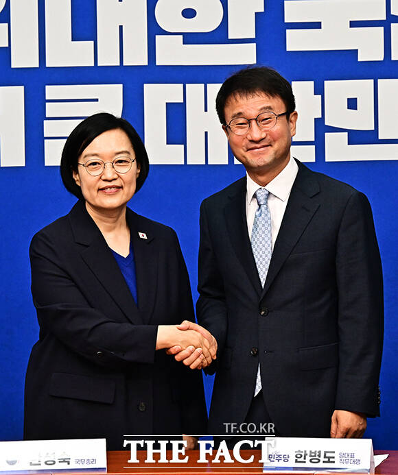 한병도 더불어민주당 대표 직무대행 겸 원내대표가 10일 오전 서울 여의도 국회에서 한성숙 신임 국무총리(왼쪽)를 접견하며 기념사진 촬영을 하고 있다. /국회=배정한 기자