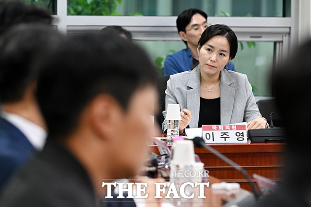 김건 국민의힘 의원(왼쪽 다섯 번째)이 10일 오후 서울 여의도 국회 의원회관에서 열린 'K-스타트업을 세계 무대로 : 경제외교로 여는 잠재 기업의 글로벌 성장 전략' 정책 토론회에 참석해 김재원 코리아스타트업포럼(코스포) 의장에게 정책제안서를 전달받고 있다. /국회=남용희 기자