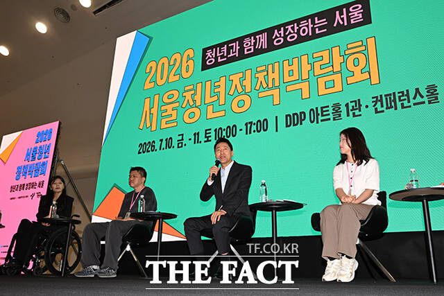 오세훈 서울시장(앞줄 가운데)이 10일 오후 서울 중구 동대문디자인플라자에서 열린 '2026 서울청년정책박람회'에 참석해 청년들과 기념촬영을 하고 있다. /남윤호 기자