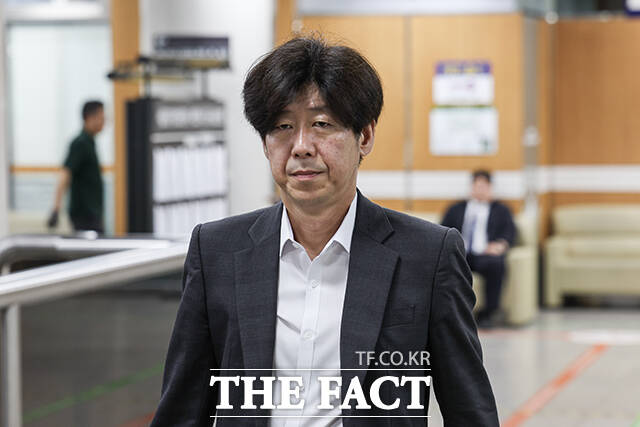 유동규 전 성남도시개발공사 기획본부장(왼쪽)과 남욱 변호사가 10일 오전 서울 서초구 서울고등법원에서 열린 대장동 개발 특혜 혐의 공판에 출석하고 있다. /박헌우 기자