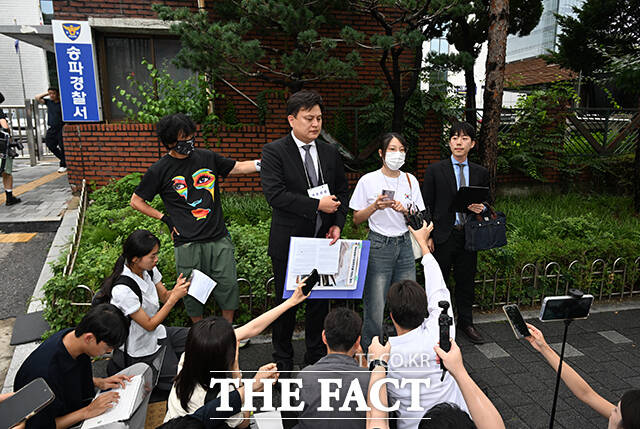 올림픽공원 핸드볼경기장 개표소 봉쇄 시위 중 체육단체의 경기장 진입을 막은 30대 여성 A 씨(가운데)가 10일 오후 서울 송파구 송파경찰서에 업무방해 혐의로 출석하고 있다. /박헌우 기자
