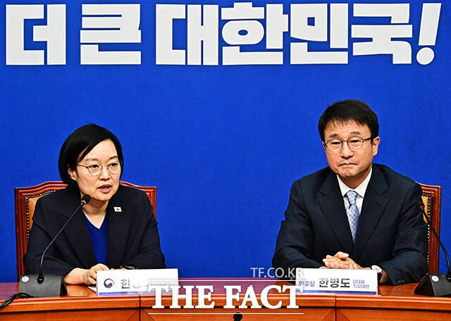 한병도 더불어민주당 대표 직무대행 겸 원내대표가 10일 오전 서울 여의도 국회에서 한성숙 신임 국무총리(왼쪽)를 접견하며 기념사진 촬영을 하고 있다. /국회=배정한 기자