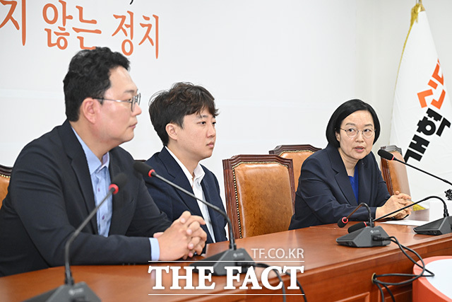 국회 찾아 개혁신당 만난 한성숙 국무총리(오른쪽).