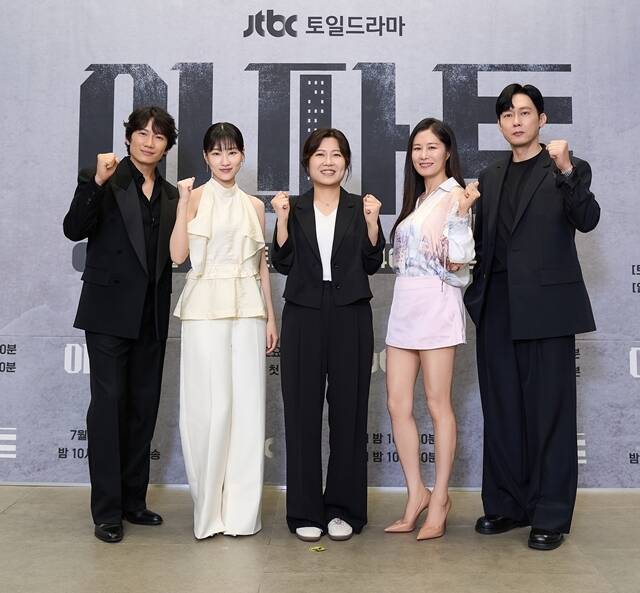 배우 지성 하윤경, 조용원 감독, 배우 문소리 박병은(왼쪽부터)이 10일 오후 1시 온라인으로 진행된 JTBC 새 토일드라마 '아파트' 제작발표회에 참석해 다양한 이야기를 나눴다. /JTBC