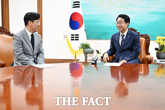 대화 나누는 조정식 의장(오른쪽)과 김영훈 장관.