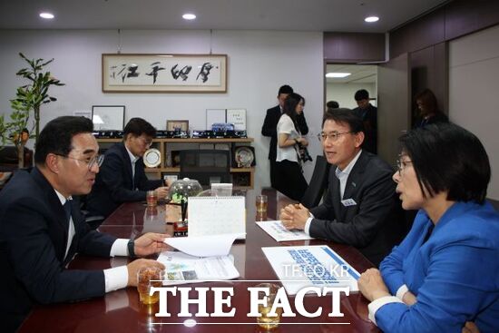 최현덕 남양주시장(오른쪽 두 번째)이 9일 박홍근 기획예산처 장관(왼쪽 첫 번째)에게 남양주시의 시민 생활과 직결된 주요 정책에 대해 설명하고 있다. /남양주시