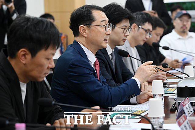 김건 국민의힘 의원(왼쪽 다섯 번째)이 10일 오후 서울 여의도 국회 의원회관에서 열린 'K-스타트업을 세계 무대로 : 경제외교로 여는 잠재 기업의 글로벌 성장 전략' 정책 토론회에 참석해 김재원 코리아스타트업포럼(코스포) 의장에게 정책제안서를 전달받고 있다. /국회=남용희 기자